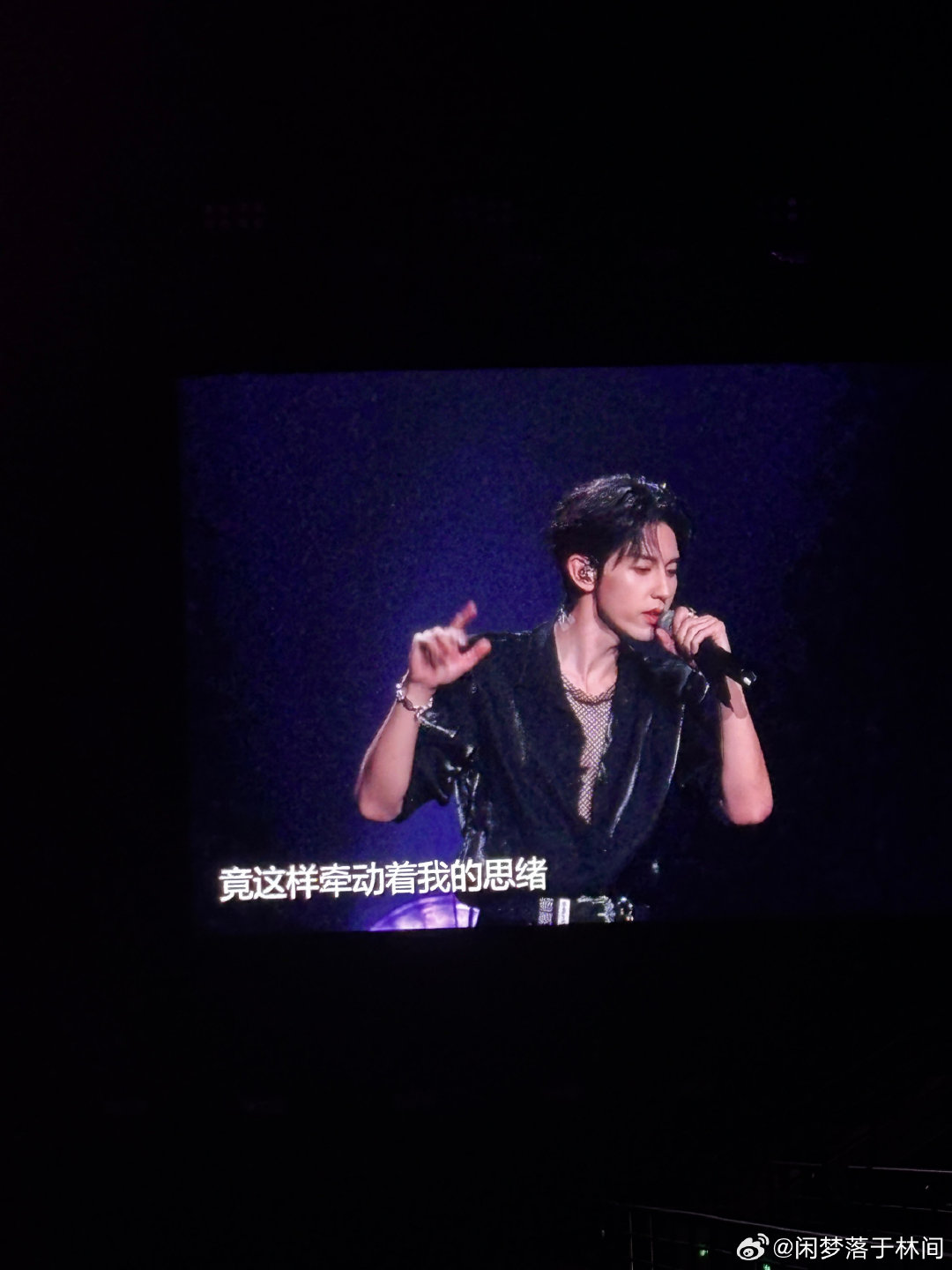 #许魏洲时隔7年再开演唱会##许魏洲唱尘埃回忆直接涌上来#舞台灯光慢慢柔下来，伴着歌声，能感受到他投入的情绪，这种沉浸式现场真的太难得了。 ​
