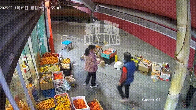 “离了个大谱！”上海，一90岁老太在水果店买了几个柿子，可到了晚上，她...