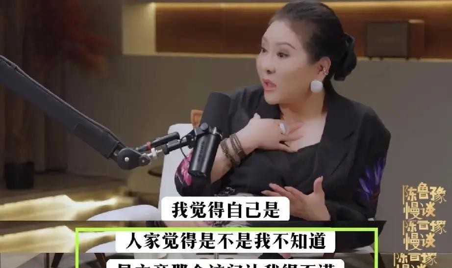 向佐这回算是彻底掀桌子了，直接发文喊话亲妈，让她有闲工夫不如去打打麻将，别总拿家里的破事出来炒

事情的起因还挺魔幻。前不久向佐刚在易立竞的节目里亲口承认，说自己曾被父亲的前妻抚养过两年，谁知道向太最近跑去上了陈鲁豫的专访，当着镜头直接把亲儿子的话给推翻了

她气鼓鼓地大吐苦水，说从来没把儿子交给外