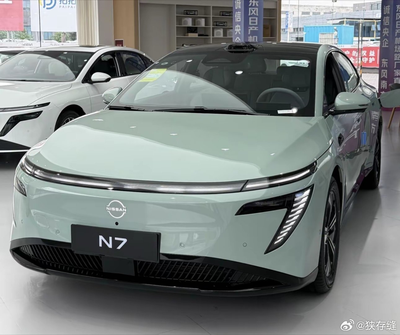打卡试驾新N7，把外观灯组、内饰储物空间都拍了一遍。最认可它兼顾好看和实用，半隐藏门把手兼顾颜值和日常耐用性。上路之后整体感受偏舒适，智驾介入很克制，不会强行干预操作。开完整段路线，最大感受就是这台车很适合日常家用，安稳省心。#东风日产新n7##12万级激光雷达新n7上市# ​