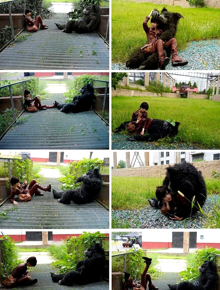 和黑猩猩同框，蹲在废弃厂区凹造型，李庚希这组时尚大片把网友看懵了。

隔壁文淇、刘浩存在棚里拍得高级精致，到了李庚希这儿画风突转。满脸油光的妆面配上荒诞的布景，硬生生拍出了逃荒既视感。

网友顺藤摸瓜，翻出她六年前的首封大片。好家伙，六年过去还是同一个摄影师操刀。当年的雷人造型曾被群嘲，如今换汤不换