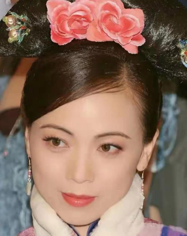 江华老婆挺着大肚子发短信“别太过分”时，江华已被拍到连续六天进出邓萃雯家。
那是1996年，拍《我和春天有个约会》出的火。一曝光，江华拉着老婆上电视，反咬邓萃雯主动勾引。她戏约直接断，事业砸到底。
后来靠《金枝欲孽》翻红。前几天还在长春电影节跟陈德容同台颁奖，状态稳。这口气，她咽了三十年。
男