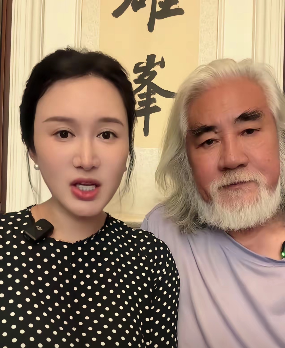 说实话，明眼人都看得出来，杜星霖之所以拼五胎，真不是为了给老四找个伴——这女人爱张纪中，爱到了骨子里。

44岁，四个娃，最大的12岁，最小的才1岁多。杜星霖在直播里笑得灿烂：孩子越生越聪明，越生越可爱，家里进入了“良性循环”。四个孩子里三个是剖的，生小龙珠时催产七小时顺转剖。子宫上挨了好几刀，还要