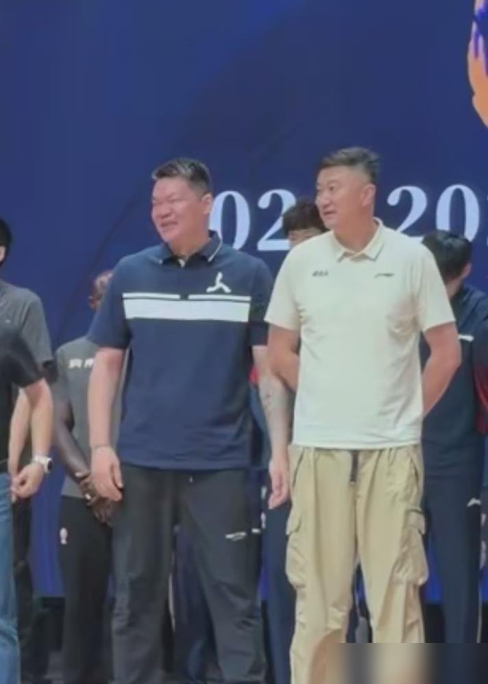杜锋不当主教练才俩月，肚子先“上岗”了。球员直接喊他“肚纸导”，这外号比战术板还扎心。
再看揭幕战，他跟杨鸣往解说席一坐，西装扣子看着都费劲。俩人聊战术，镜头老往下半身扫，弹幕全在刷“这肚子几个月了”。
最绝的是聊到杜润旺转会，杜锋说自己是看新闻才知道的。昔日主帅，混到跟咱普通球迷一个信息渠道。