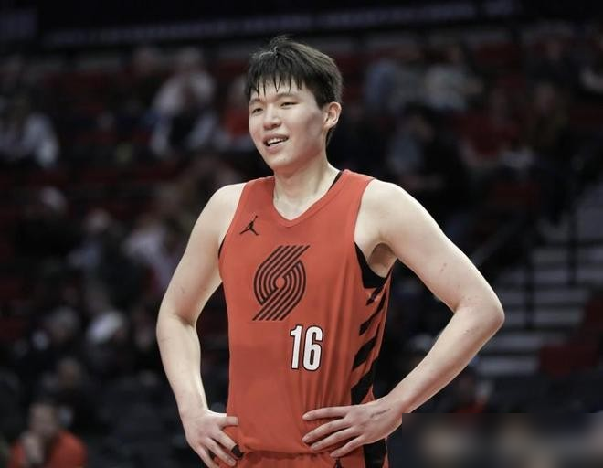 人刚走，季后赛开打，杨瀚森就隔空喊话。但青岛队更衣室里，他的空柜子竟被...