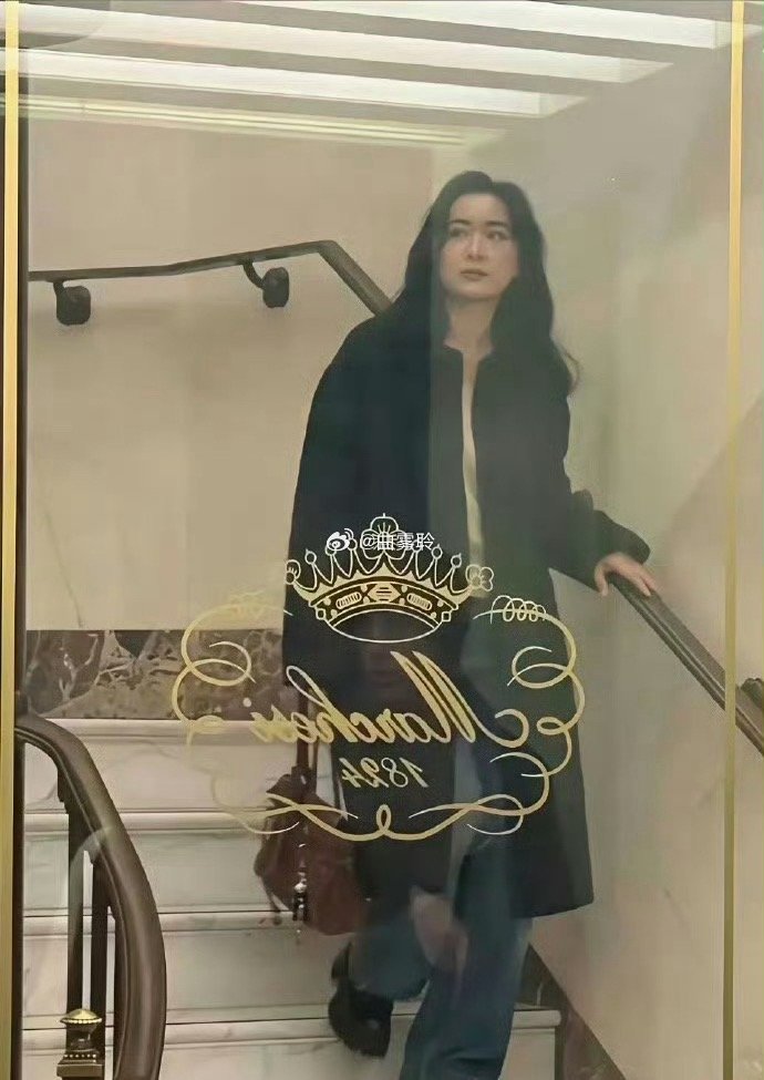 贾玲已经完全是另外的人了，不再肥胖搞笑，而是高冷时尚 ​​​