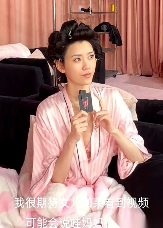 37岁的奚梦瑶时隔8年重回维密秀场，走台步时被指出胯部发不了力。
在此之前，设计师专门给她做了一对展开几乎有一架波音737那么长的薄纱翅膀。
她脱掉翅膀走第二套服装时依然被观众挑剔软绵绵。
这场秀把三个人的处境摆得太直白了。
未婚的两个人都在跟疲劳死磕。30岁的贺聪只睡了4个小时，天天就嚼沙拉、吞维