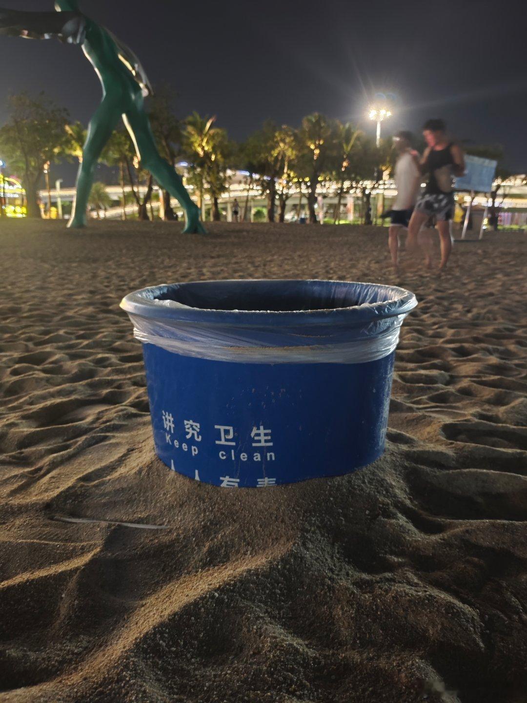 晚上和妈妈出来走走，我就特别的开心
1 埋在沙子里的垃圾桶，很稳固
23 三个大建筑这么高，台风来了不会倒吗？
4 看到了跳舞的机器人
5 喂黑天鹅，天鹅叫喂，给它喂米饭，很喜欢吃  ​