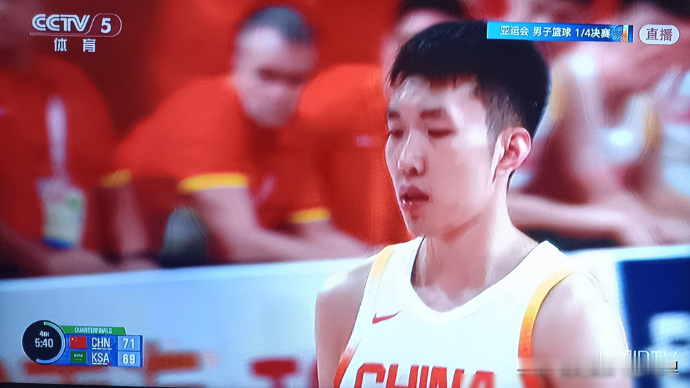 廖三宁砍30分，庞峥麟挂零被换下，这球看得人直犯迷糊。
小组赛庞峥麟那是真能打，首战19分4助攻，李悦洲更邪乎，替补上来6中6拿18分。那时候评论区都喊中国后卫有救了。
结果碰沙特，贴身一上强度，全露馅。庞峥麟5投0中，高位拿球不敢动，突破球往人怀里送，郭士强末节直接把他摁板凳上。李悦洲也就5分