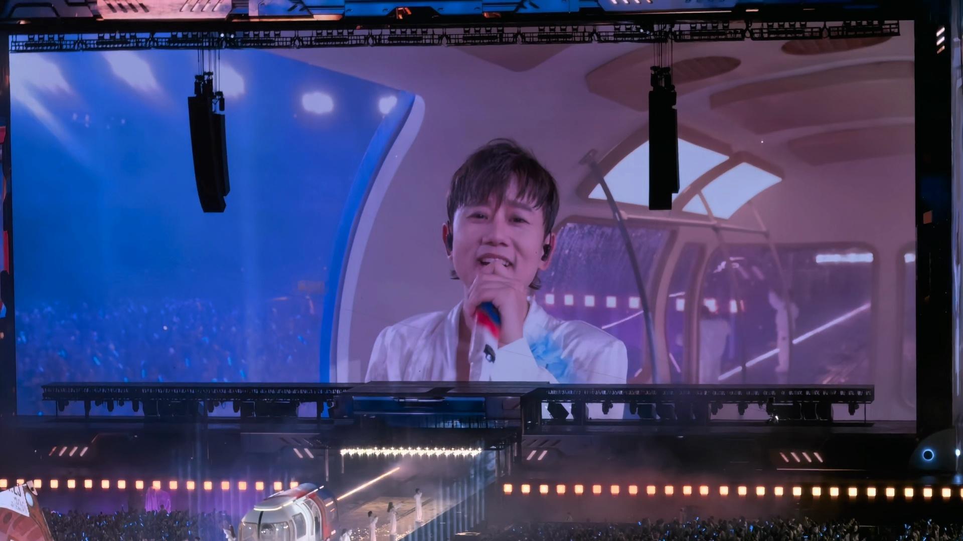 #张杰[超话]# 🥰#张杰1982开往未live巡回演唱会# 
杭州的幸福切片 一些live 马上又要郑州见了🥹
清理杭州ing🥹 期待郑州更好的未live[yeah][比耶][点赞]
#张杰郑州就更期待了# ​