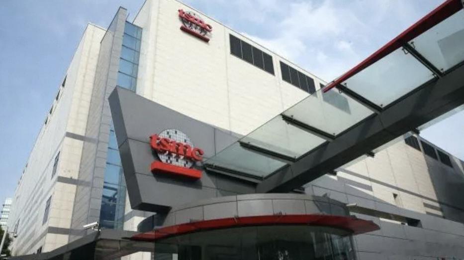 新时代社|全球科技文娱四大动态：台积电制程迭代、VR 电影入局院线、存储股承压与 9 月端游热度盘点

作者|李心     记者|黄源
10月16日   新时代社今日新闻综合报道

一：10月16日台积电业绩会披露制程节奏：2纳米已于2025年Q4量产，新竹、高雄同步爬坡，2纳米放量令Q3毛利率稀释1.3个百分点。下一代A ​