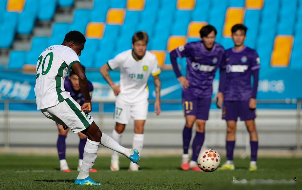 国安3-2拿下津门虎，热身赛而已，真正炸的是俩名字重新出现在名单里。林良铭，韩佳奇，都回来了。
林良铭骨折躺了三个月，亚冠前只能基地练球。韩佳奇更狠，500多天没正经登过场。这俩人10月2号同时复出，不是上去遛弯，是真踢。
蒙哥马利直接摆全主力，没留后手。恩科洛洛、达万、杨立瑜各进一个，前场配置