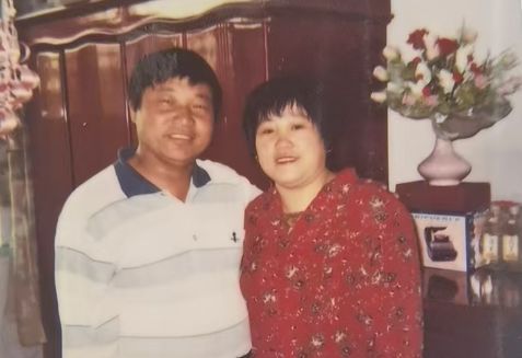#男子寻救命恩人26年得知对方去世24年#【男子立交桥下躺2天被救 寻恩人26年得知对方去世24年】那年

18岁的他身无分文

粒米未进

在城市的立交桥下

躺了两天两夜

他不知道自己的未来在哪里

只感到饥饿、无助、迷茫

直到一位天津大哥向他走来……

❖

立交桥下躺了两天两夜，

没吃没喝，直到他的 ​