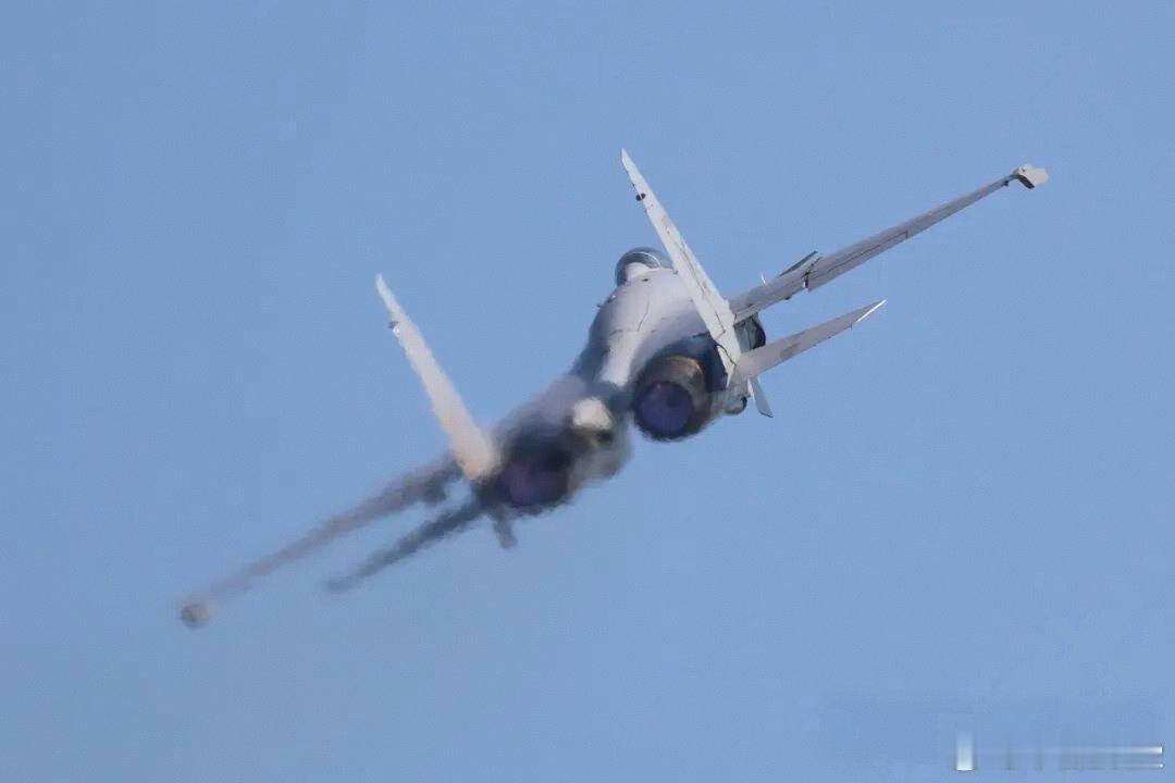 海军航空大学某团开展海上低空飞行训练！

#中国海军舰载机##烽火问鼎计划##每天认识一件兵器# ​