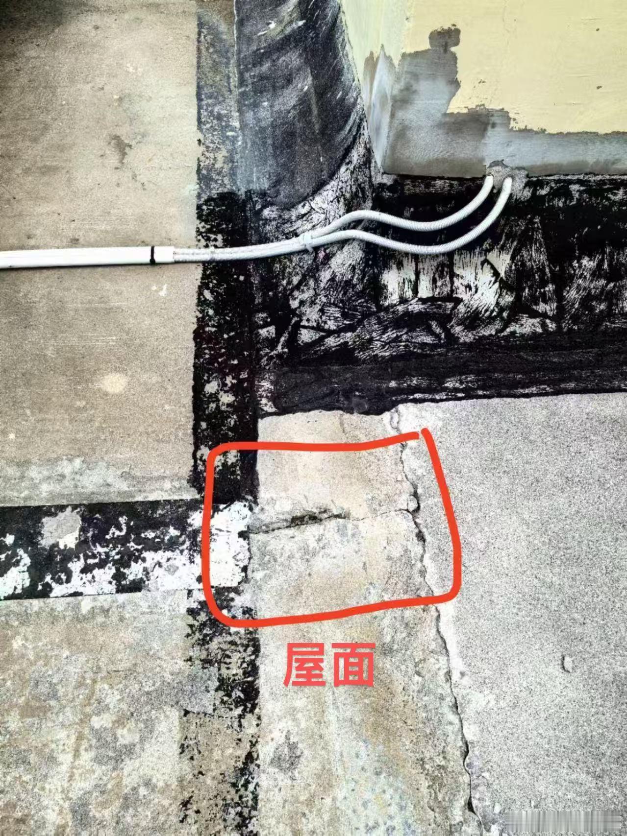 屋顶第4次补漏，依然漏水，怎么维修和维权？（一）
顶楼平屋面，倒置式屋面做法。装修完半年，入户门处天花，出现一个漏水点。施工单位补漏4次，依然漏水。第4次注浆，在非漏点处打孔还造成新的裂缝，也开始漏水。各位支招看怎么维修和维权？

答：看完施工单位的维修以及还是漏水的结果，心中有两个感 ​