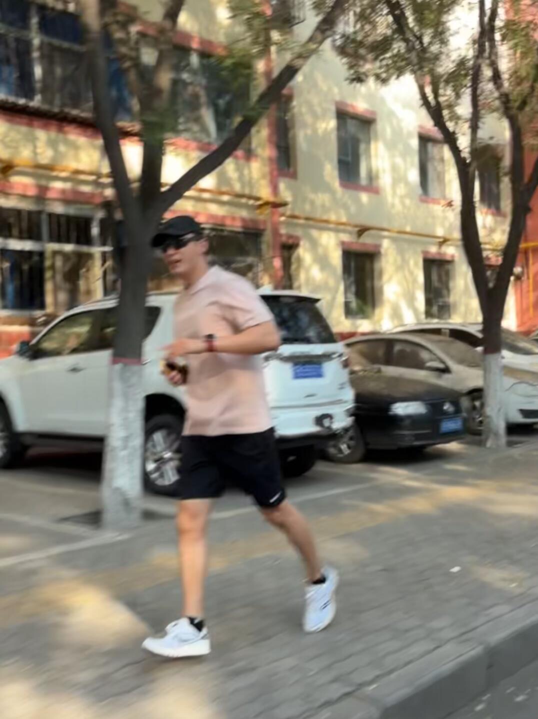 #黄景瑜[超话]# “特别不爱跑步”但是仍然自律的老公[悲伤]​