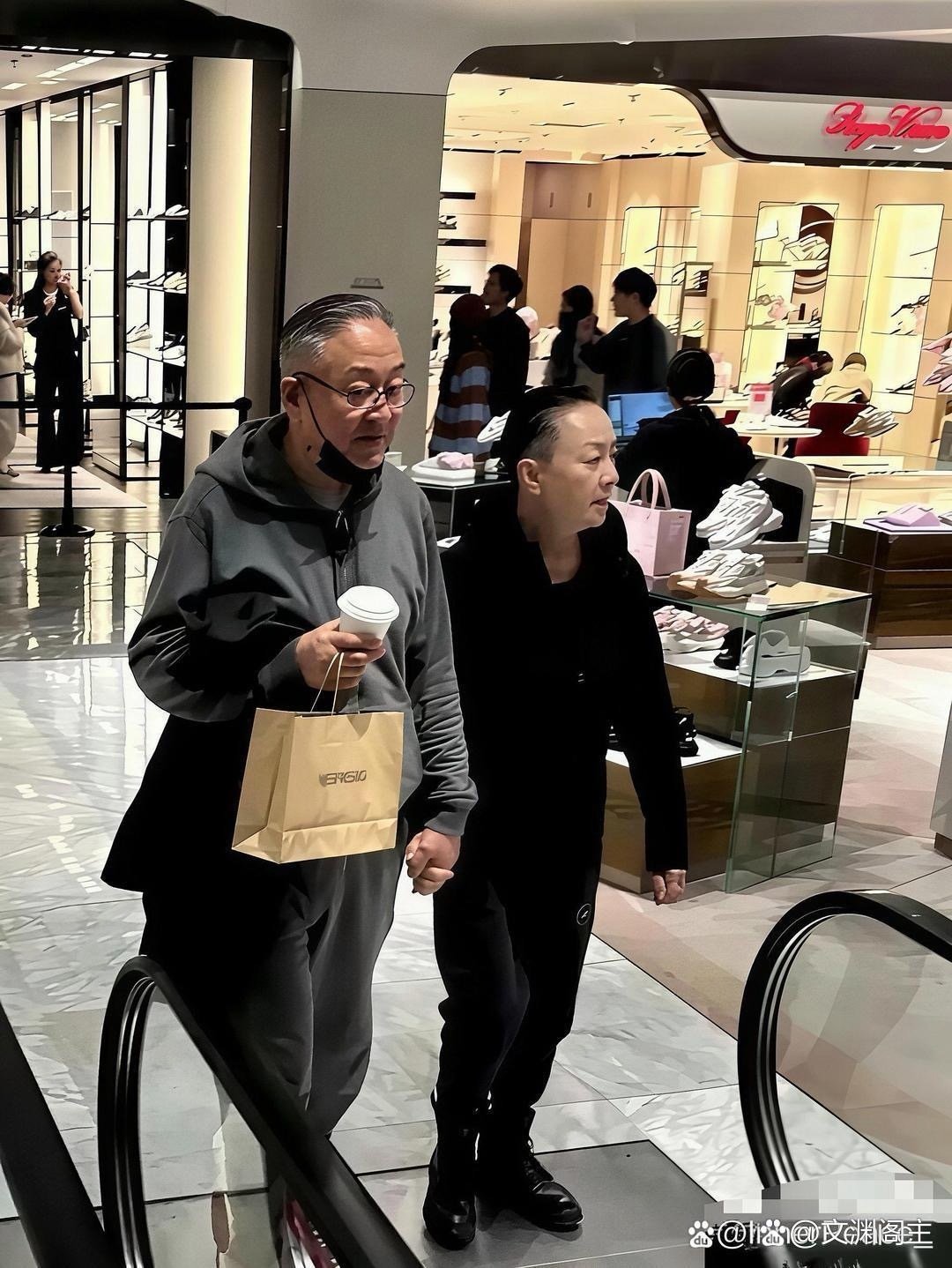 宋丹丹和老公赵玉吉被拍到了！72岁大佬牵着66岁宋丹丹，拎着咖啡袋，穿得朴素随意，没半点排场。 ​