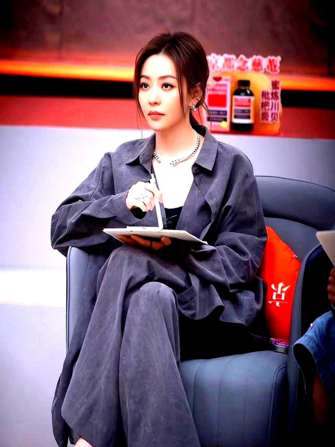 张靓颖穿着一套像偷穿了大哥的大码灰衬衫和阔腿裤，直接杀进了录制现场。

没有硬勒出来的蚂蚁腰，全身上下连一块多余的皮肤都没露。这套松松垮垮的衣服套在她身上，硬是走出了一股漫不经心的杀气。

以前女明星出镜，恨不得把身体塞进小两号的紧身裙里憋着气。现在她直接把身体从礼服里拔了出来，甩着宽大的袖子就上台