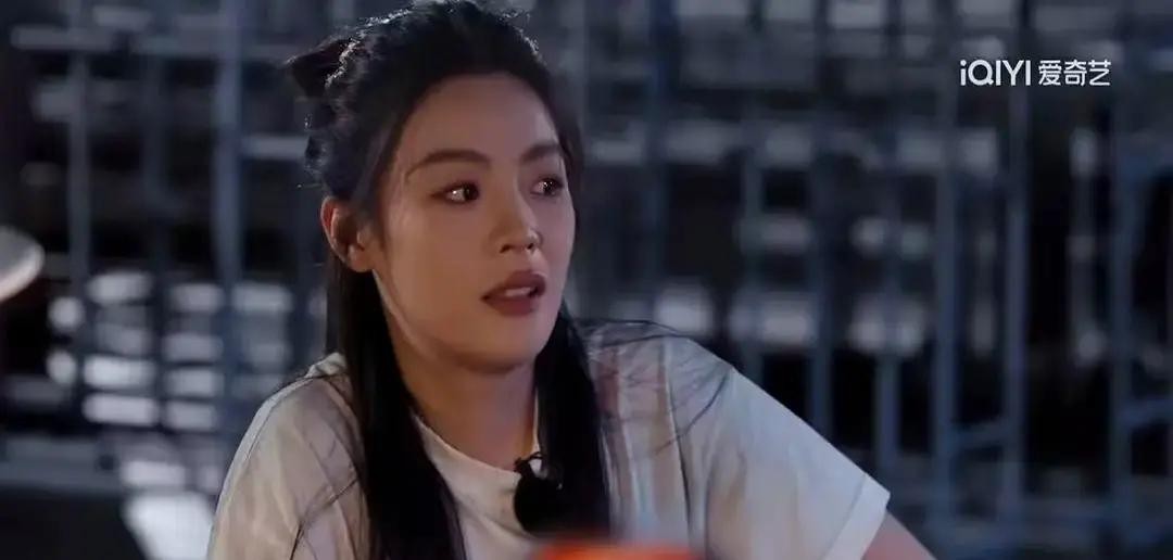 陈丽君在一次越剧演出中，完成了高难度的“宝玉滚台阶”一气呵成的戏份。台下没人知道，她正赶上生理期，腹痛难忍，只轻声要了些止痛药后继续上场。那种忍着痛还能把动作做得利落的职业态度，让人敬佩又心疼。

爱奇艺节目里，胡军和李乃文临时当起助理，两位硬汉瞬间变成暖心的“老父亲”。看到她捂着肚子趴在桌上，俩人