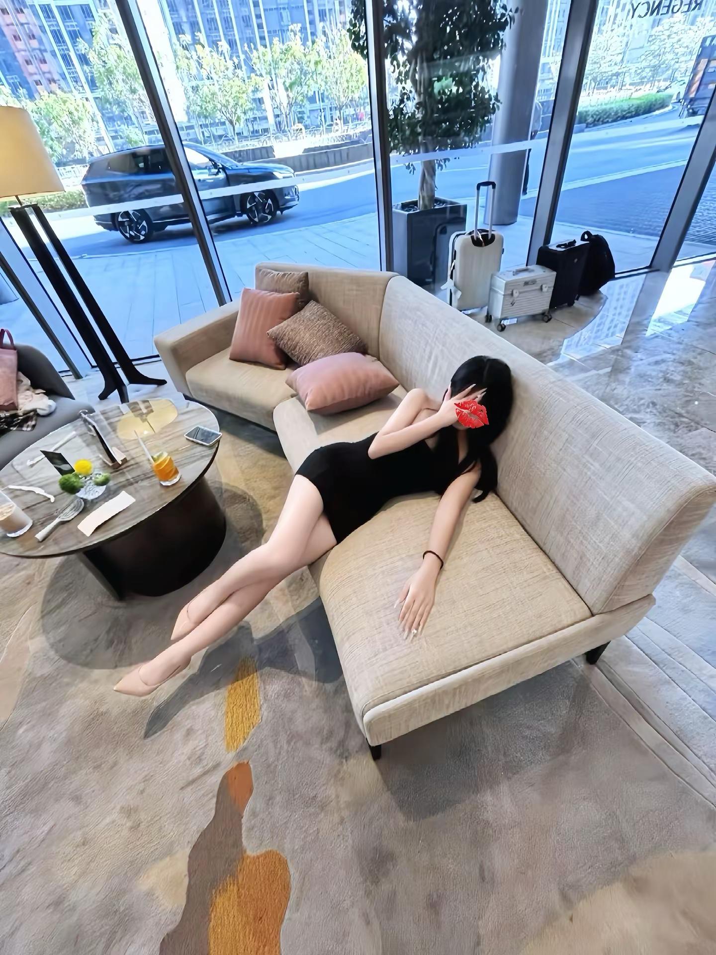 看我不爽很正常  你要是看爽了那还得了