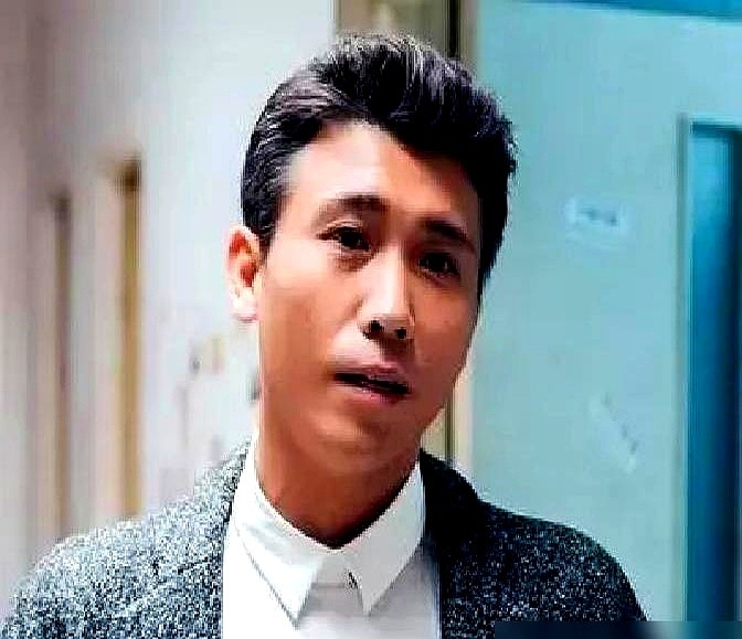 颜丙燕急了，当场质问：“你亲你媳妇也这么亲？”

这场吻戏一个镜头拍了十几遍。当时41岁的李乃文还没结婚，拍的时候浑身僵硬，手不知道往哪儿搁，嘴闭得死紧，光拿鼻子顶着对方。

被这么一问，李乃文挠挠头：“头一回没经验。”现场全笑翻了。

现在有的演员拍戏，伸舌头、加床戏、搂着不撒手，剧本里没写的全整