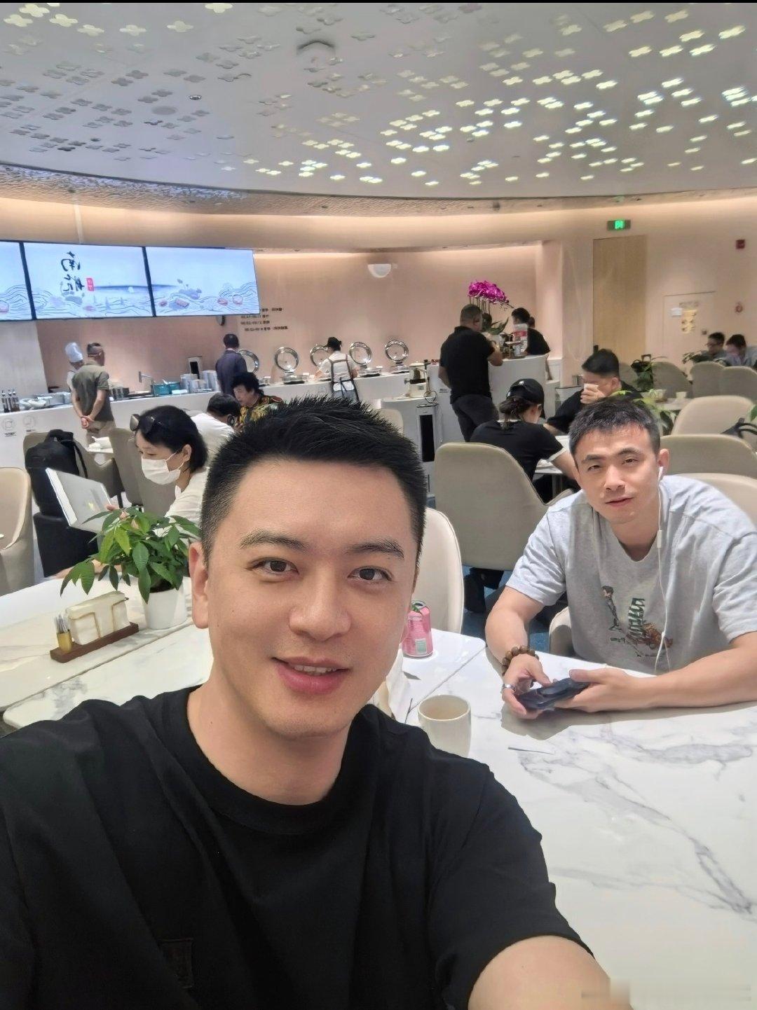 #辽宁男篮[超话]# 杨鸣指导更新社交媒体：机场偶遇🇨🇳🏀队长，小伙边线球发的不错[哈哈][哈哈]#杨瀚森倒地后被自家球迷拿球砸##杨瀚森将缺席后续世预赛# ​​​​#杨瀚森回应将缺席后续世预赛# ​