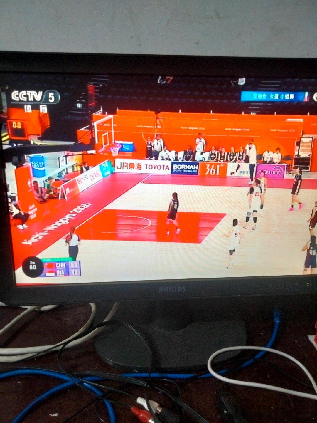 大胜69分！中国女篮110:41狂胜印度尼西亚迎开门红

在2026年亚运会女子篮球小组赛A组比赛中，中国女篮在爱知国际竞技馆迎战印度尼西亚队。本场比赛，中国队身着白色球衣，对手身披黑色球衣。最终，中国女篮以110:41大胜印度尼西亚，取得小组赛胜利。

比赛进程清晰展现了双方实力差距。首节结束，中国 ​