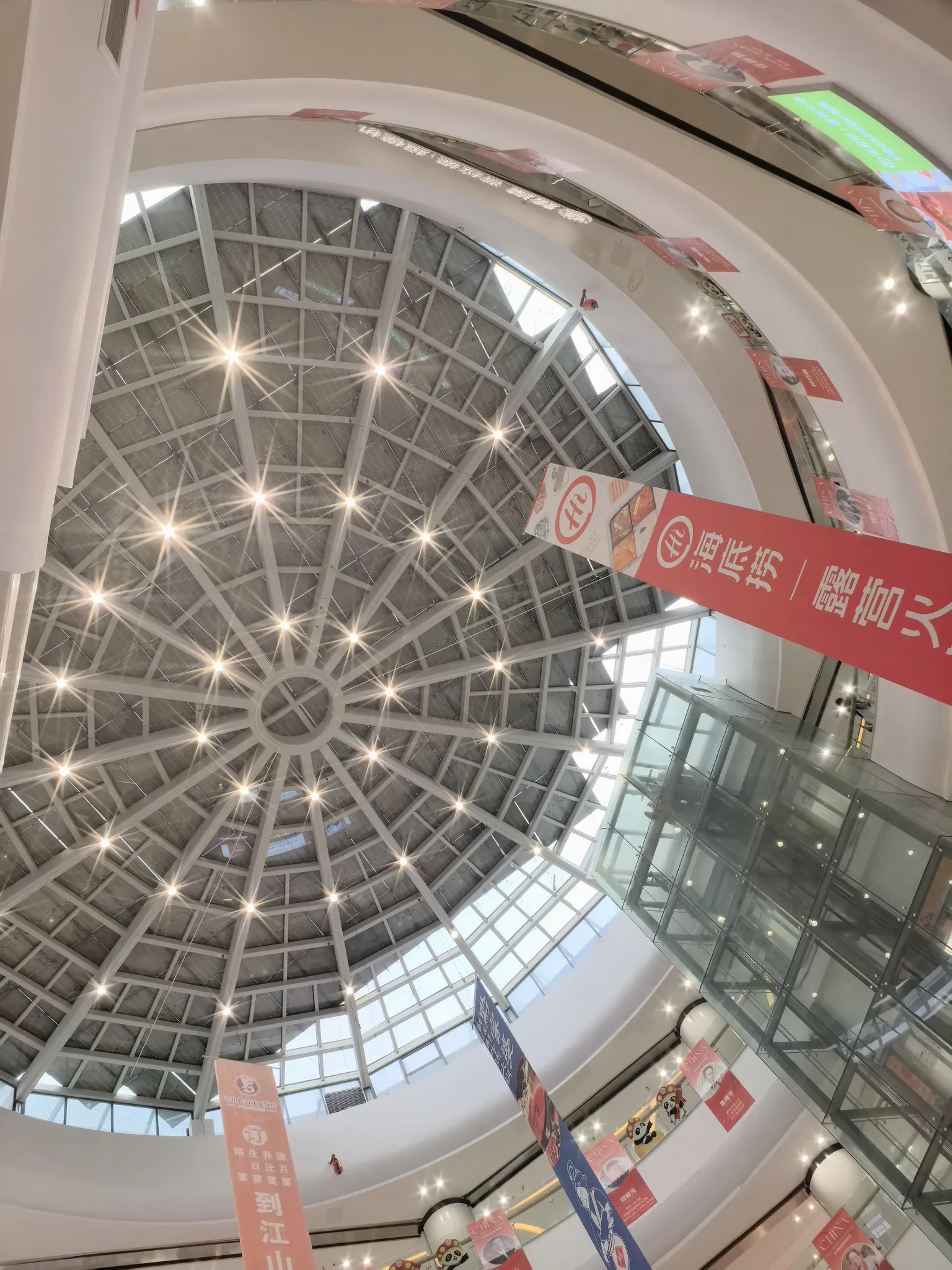iPhone手机大多数都是年纪轻的人买的。在地铁上，街上都是年纪轻的人在用，中老年人大多都用的是千把块钱手机。一个中老年人，就是用苹果机，也是家里的小孩转给他的。