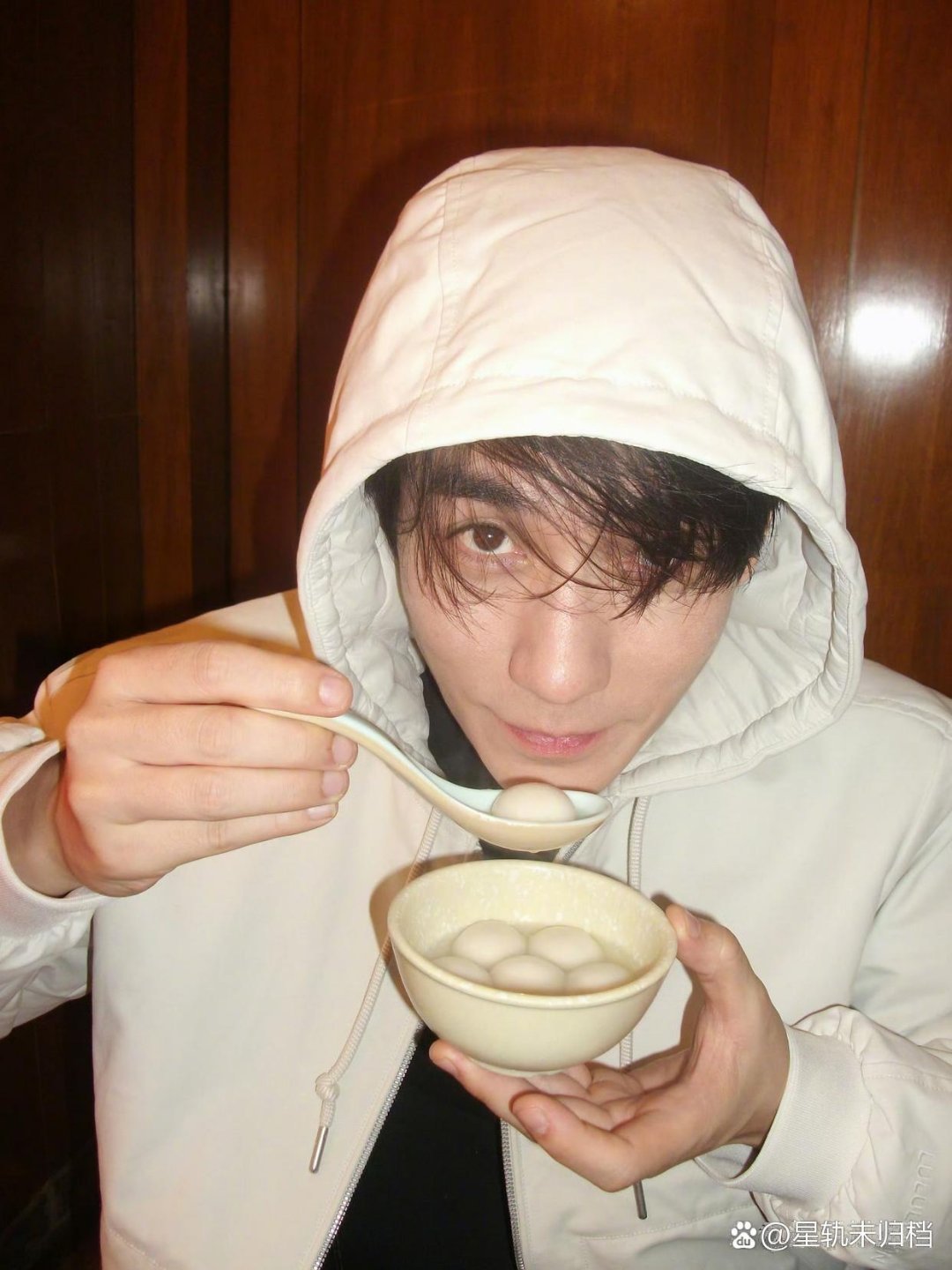 1.朱一龙现在演坏人也挺开心的，他现在不挑角色，有挑战的就愿意试一试。 

2.王传君在综艺投票环节突然提到某位男星，当初为了自保并没有为对方发声，现在摆明了就是刻意制造话题。

 3.张新成的古装新剧虽然尚未正式上线，但路透片段已经引发不少网友关注。 

4.梁洁没有想到自己因为演个女配而上热 ​