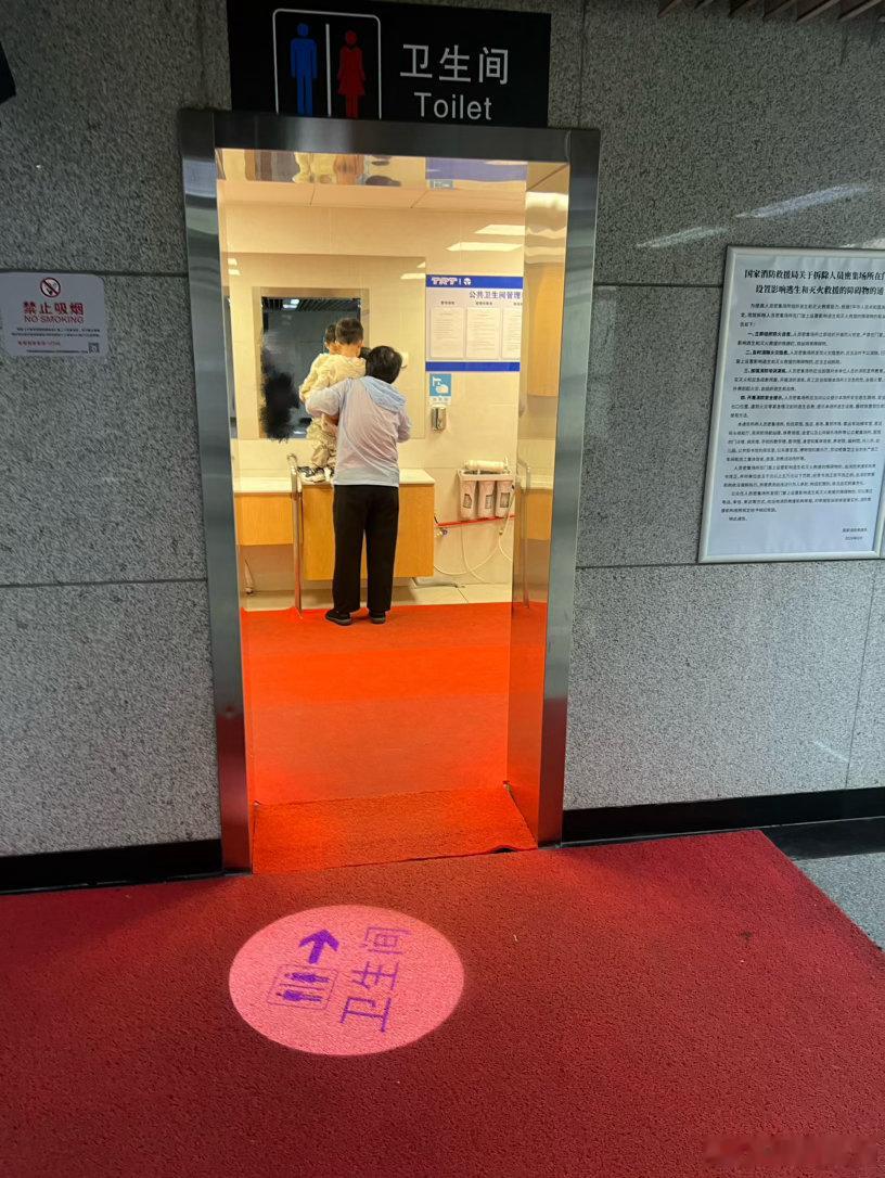本人于今日16:55在天津地铁九号线市民广场地铁站公共卫生间内，目睹家长放任幼童在洗手池内小便，该行为严重污染公共卫生设施，极易滋生细菌、传播病菌，对后续使用卫生间的广大乘客造成健康隐患，同时严重破坏公共出行环境，违背社会公序良俗。
        幼童家长的行为极其没有素质及功德，我们无权干 ​