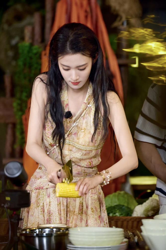 沈腾尝了一口汤，扭头就说还不如放把沙子呢。王楚然当场愣住，脸从期待到懵圈只用了一秒。
这姑娘之前接金晨的班，老粉全在唱衰。怕她端着，怕她融不进那帮糙老爷们儿。结果先导片一放，她自己先把自己毁了。
面试环节张口就是山东话，这大葱好吃不，把沈腾笑到扶桌子。特长栏写狼人杀，自封真神级玩家，被网友提前预
