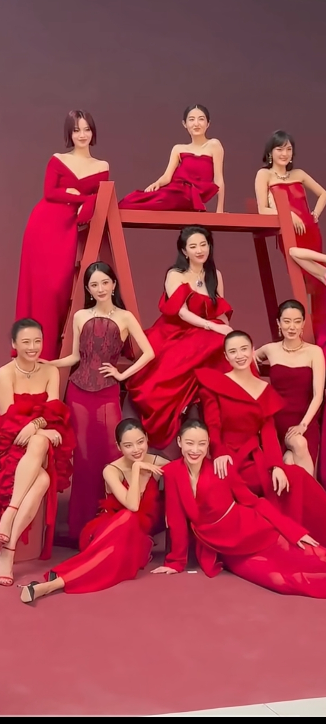 85后、90后、00后十大美女参加时尚之力拍摄。  她们身穿红色礼服...