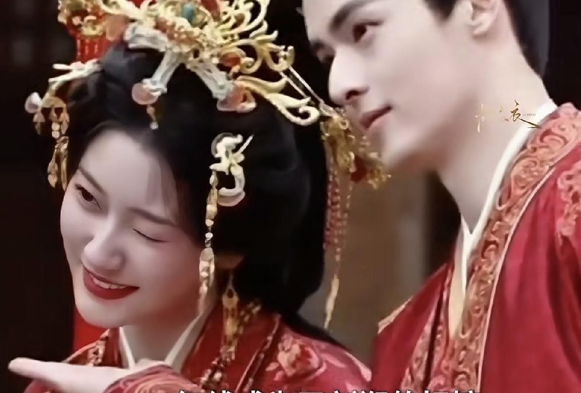 堂堂新帝，被一头熊活活咬死。不是战死，不是病故，是福王借打猎设局，让畜生要了他的命。
刘朔倒在魏娆怀里时，血浸透了姐姐的衣襟。他登基才三年，骨子里压根不想坐那把龙椅，羡慕的是魏娆守庄园过清闲日子。先帝一句“善待长辈”，他守到死，被福王算计到丢命都没忍心怪人家。临终前忍着剧痛把福王的阴谋和诸侯动向全盘