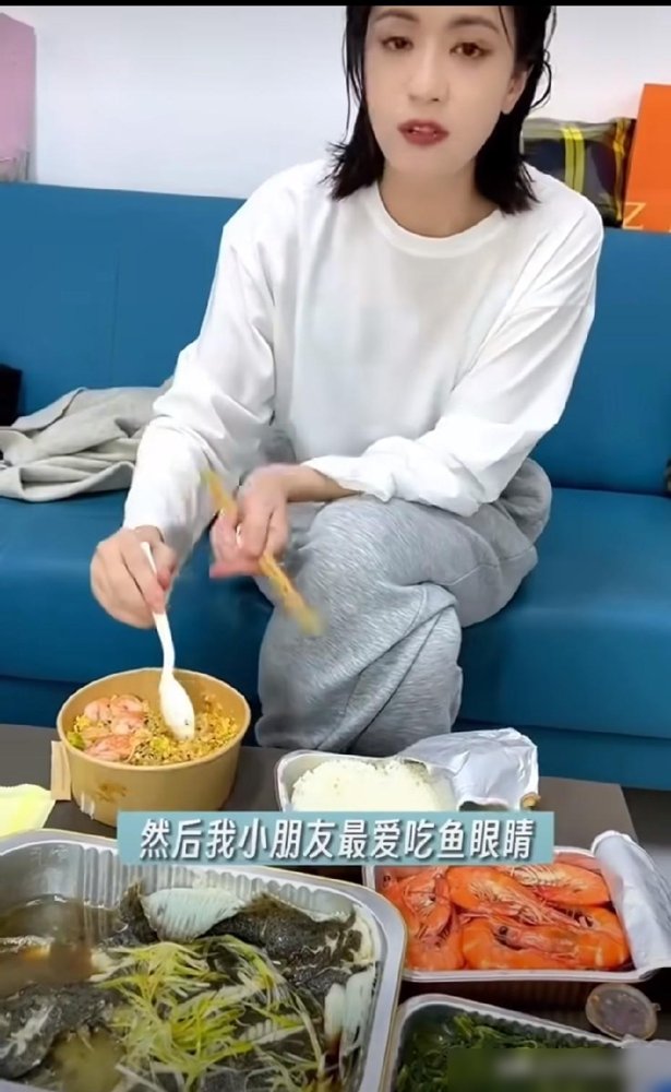 镜头前摆着一盘绿油油的沙拉，筷子却诚实地伸向了炸鸡。贾静雯“只吃原型食物”的人设，被网友一张抓拍图直接戳破了。
照片里，她面前堆满加工美食，吃得正香。旁边那盘草，纹丝没动，像道具。
有意思的是，她刚在公益记者会上为慢飞儿落泪，转头在马来西亚剧组过52岁生日，阮经天张孝全围着唱生日歌。戏里戏外，全