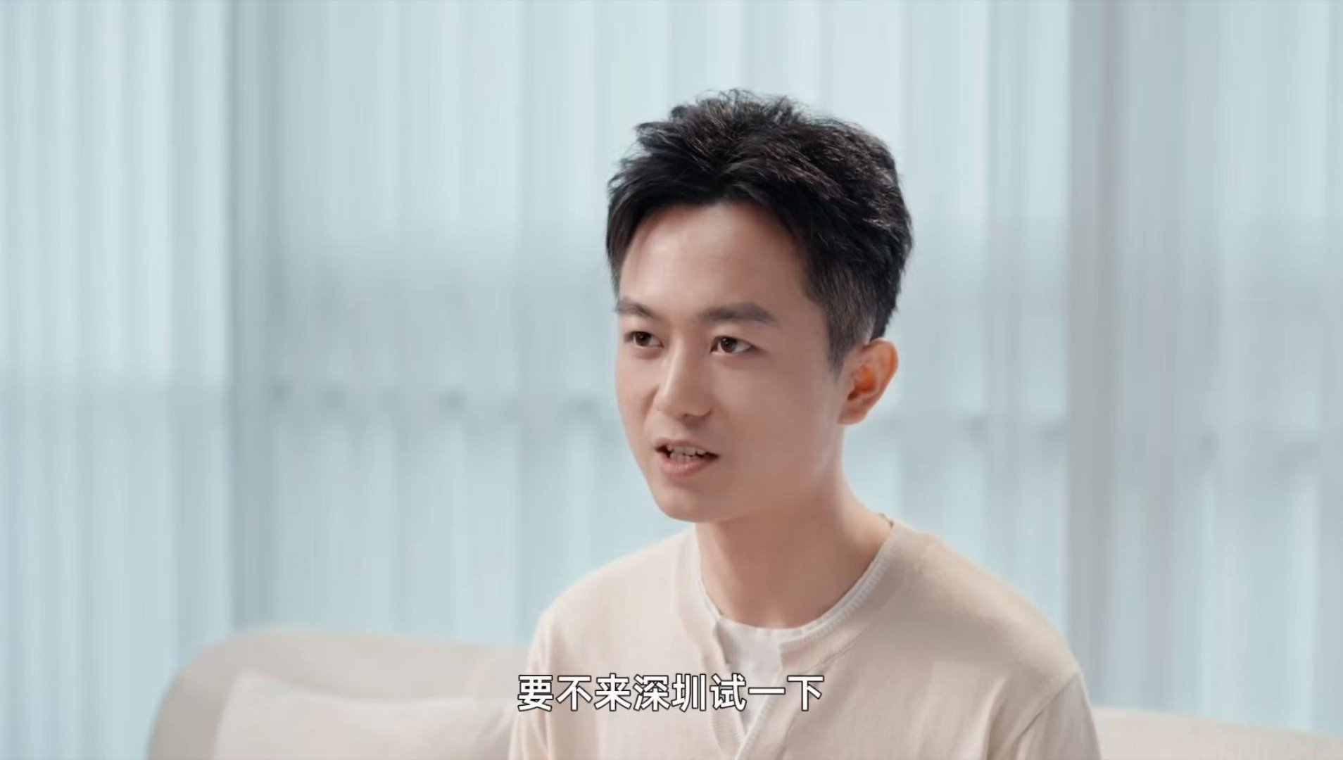 #60美元深圳AI眼镜在美国卖爆#智能穿戴硬件想要融入普通人生活，不必急于叠加更多智能化功能，优先优化佩戴重量与操作便捷度，更贴近日用品属性。#00后侄子带80后叔叔勇闯美国# ​
