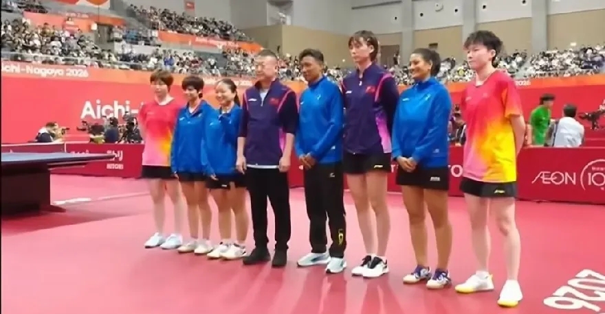 哈哈哈马琳本场的作用:  指挥合照……尼泊尔全员输了，但她们也笑得很开心啊！
国乒女团3比0轻松拿下尼泊尔，直接光速结束战斗，孙颖莎、王曼昱两大主力都选择轮休，上场的是陈熠、蒯曼、范姝涵三位小将。
 
虽说对手实力差距比较大，但也能看到年轻队员的实力。尼泊尔队员即便输掉比赛，依旧满脸笑容，体育竞技的