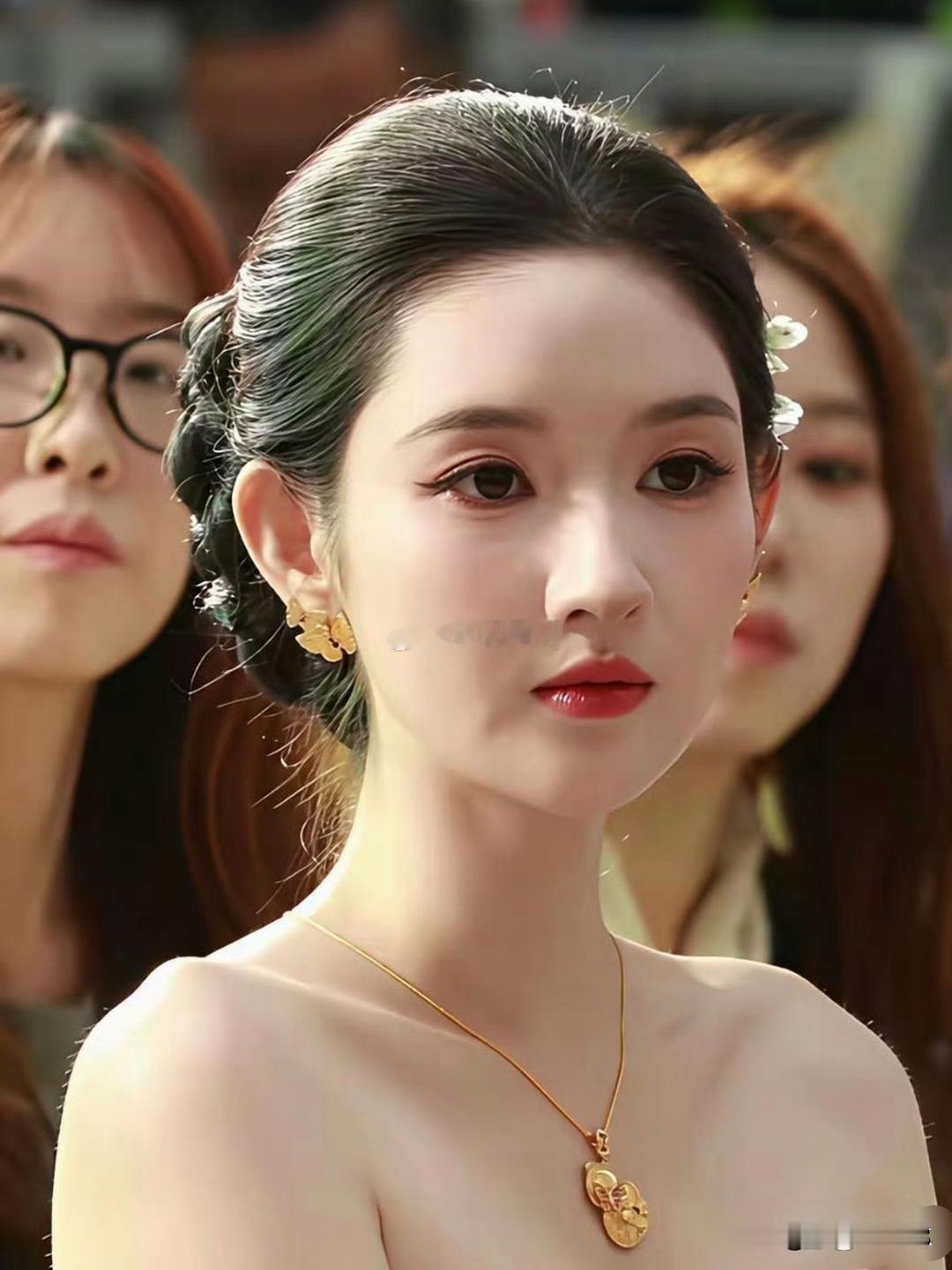 王玉雯是舞蹈演员出身，所以身体条件非常好。她今年还不到30岁，还有很大的进步空间。我对这位来自武汉的湖北姑娘印象不错。容颜娇美，演技在线，更关键的是身材也很不错，个子高挑，超过一米七二。在金光大赏等多次活动中，王玉雯惊艳亮相，让人不由惊叹，原来她竟然这么有料。