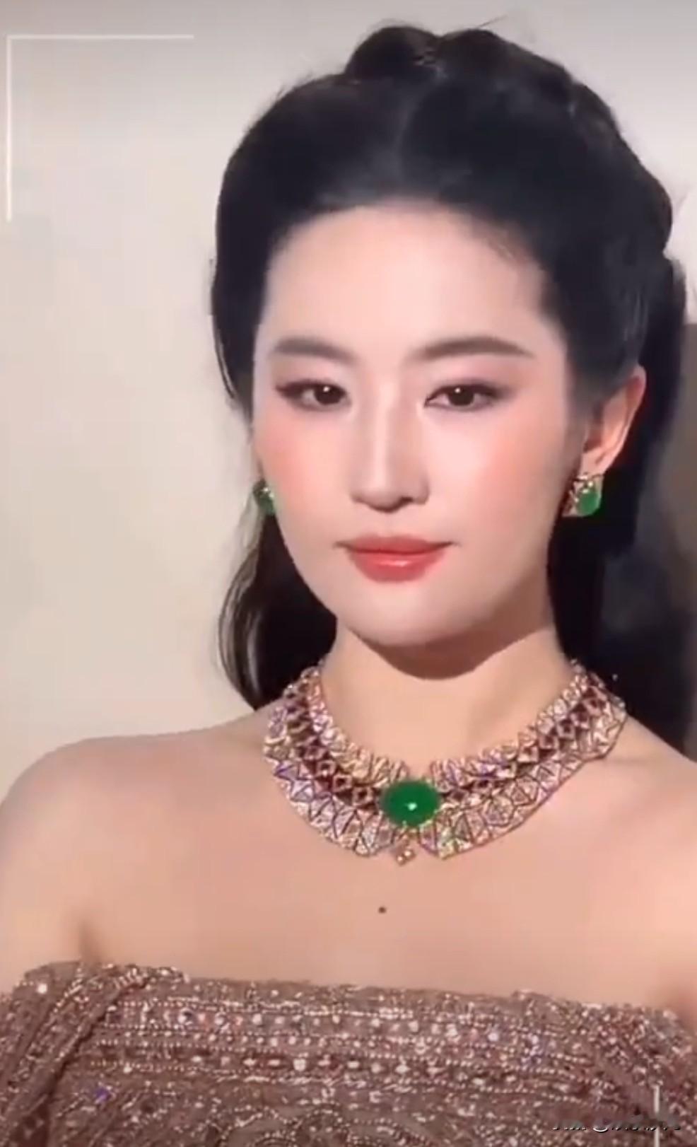 脸比珠宝还闪！刘亦菲宝格丽晚宴封神，高定祖母绿竟成陪衬？


刘亦菲宝格丽晚宴再封神！一袭香槟金满钻高定裙，搭配璀璨祖母绿高珠，意式奢华尽显。可生图一出，全网惊叹“脸比珠宝还闪”！她自带柔光滤镜，骨相优越，松弛贵气硬生生让天价珠宝沦为陪衬，这才是真正的“人衬珠宝”天花板！