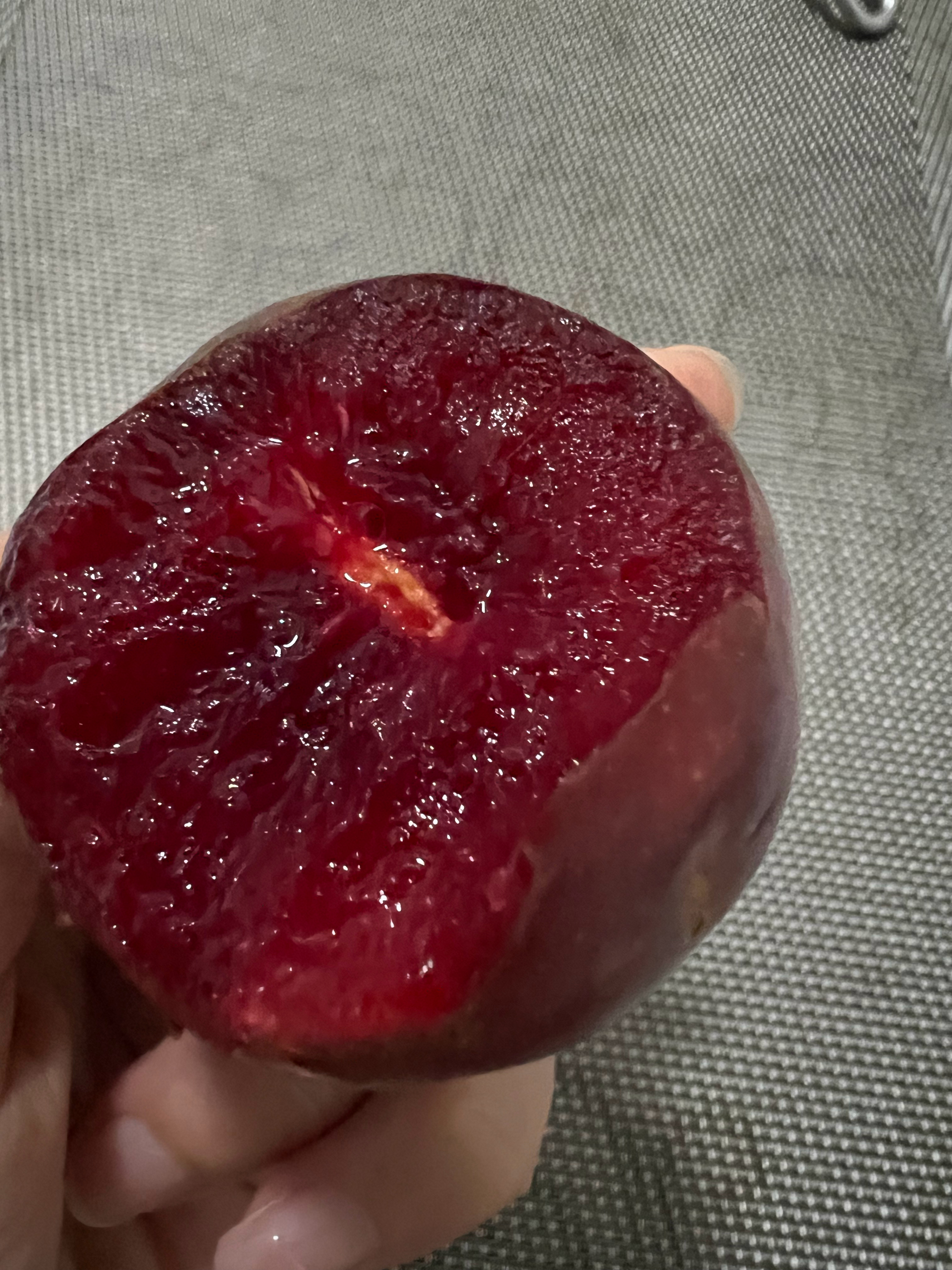 三华李，肯定以前吃过，只不过不知道名字。本地的李子还得等一个月才能下来...