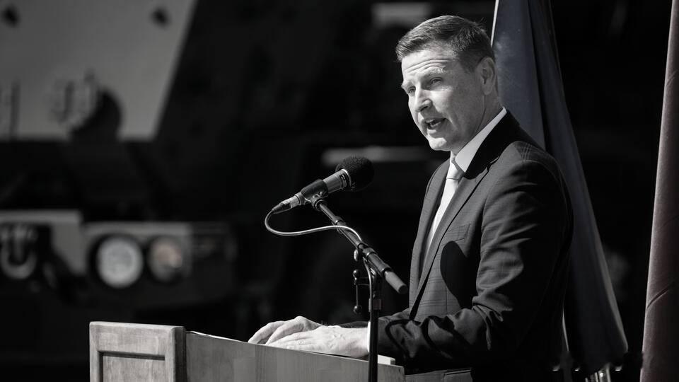 🎯🇪🇪 炮弹采购丑闻引发爱沙尼亚国防部长辞职

爱沙尼亚国防部长汉诺·佩夫库尔（Hanno Pevkur）因涉及向乌克兰采购炮弹的丑闻而辞职。爱沙尼亚国防投资中心（Estonian Centre for Defence Investments）曾与意大利公司 Datasel S.R.L. 签署合同，