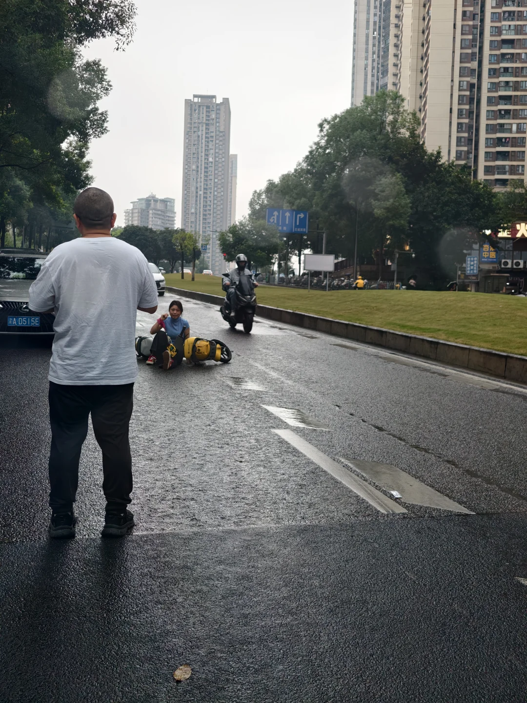 下雨天大斜坡路滑，看到骑单车摔倒瞬间一紧