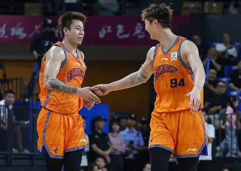 拉塞尔和麦基缺席与四川比赛，古德温带队出站



上海男篮今晚迎战四川男篮比赛，上一场发挥出色的拉塞尔和麦基都缺席比赛，养精蓄锐备战下一场，而古德温今晚回归，带着熟悉球队全力争胜，即使没有外援，上海男篮也有足够实力拿下四川男篮，张镇麟带队出站，期待今晚比赛。