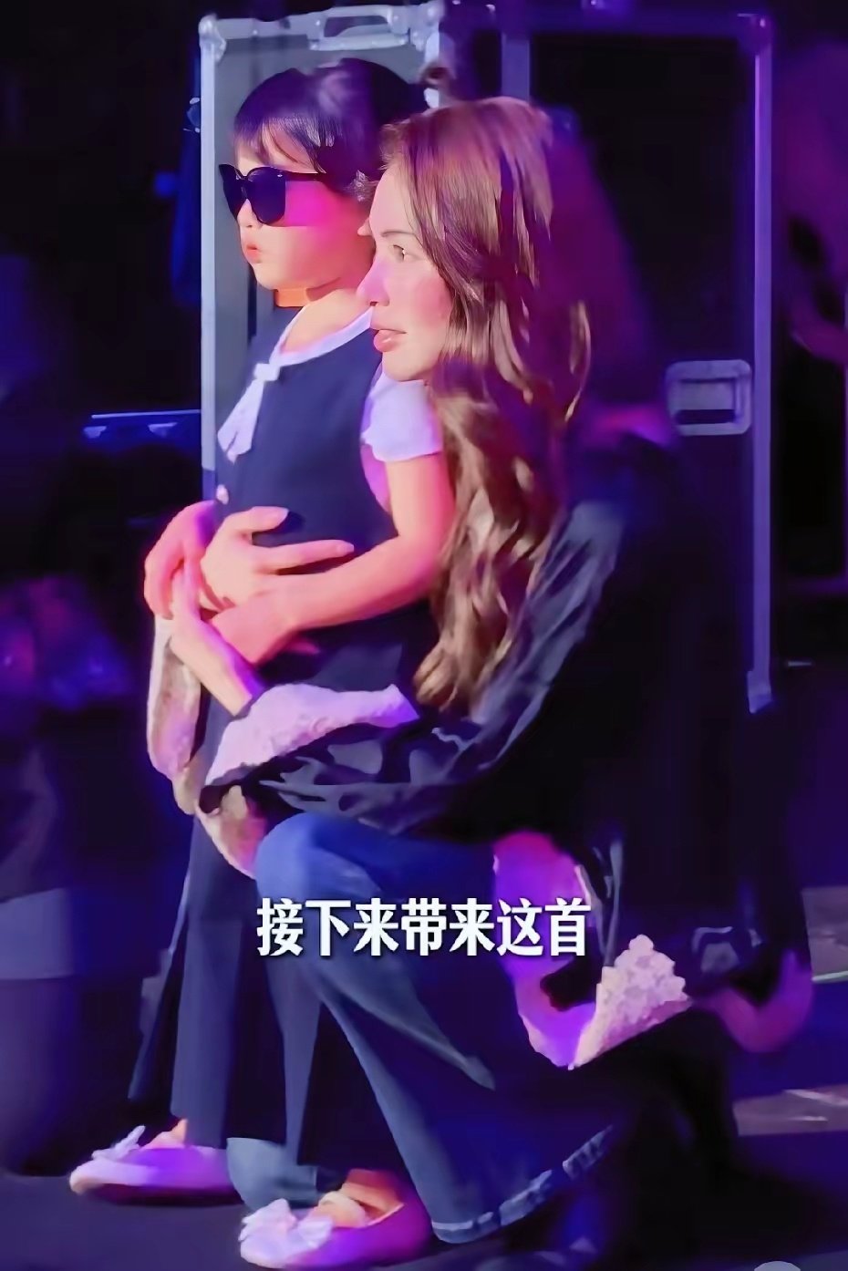 昆凌晒出小女儿近照，这个小家伙在后台观看爸爸的演出，好可爱！周杰伦的这首女儿殿下，就是写给她的歌，周杰伦在采访时也经常提到小女儿，说女儿很古灵精怪，非常有意思！ ​