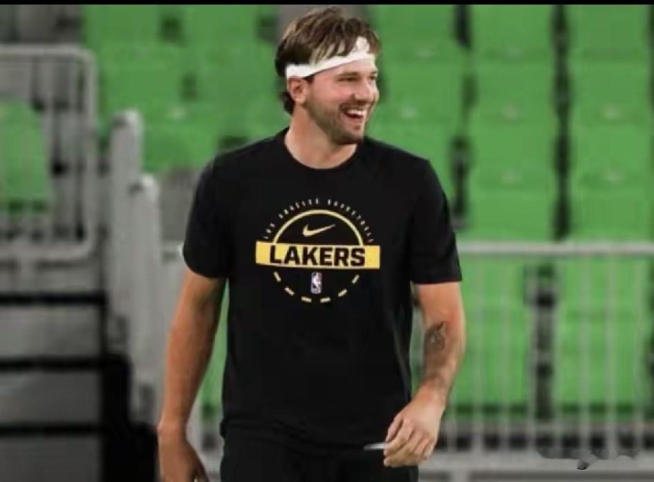 9月22日NBA重磅快讯
 
1、伦纳德续约谈判迎来关键进展，只愿留守两支老东家
 
据NBA名记Stein爆料，重返猛龙的伦纳德，球队正在全力推进续约，最高可以给到2年1.25亿美元，合同到期将打到2028‑2029赛季。

消息重点：伦纳德私下明确表态，只愿意为猛龙、马刺两支球队续约，热火、森林