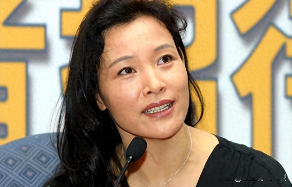 让春晚导演给全国道歉，入美国籍回中国捞金，她到底有什么来头？
一个24岁的姑娘，就因为在春晚说了几句&