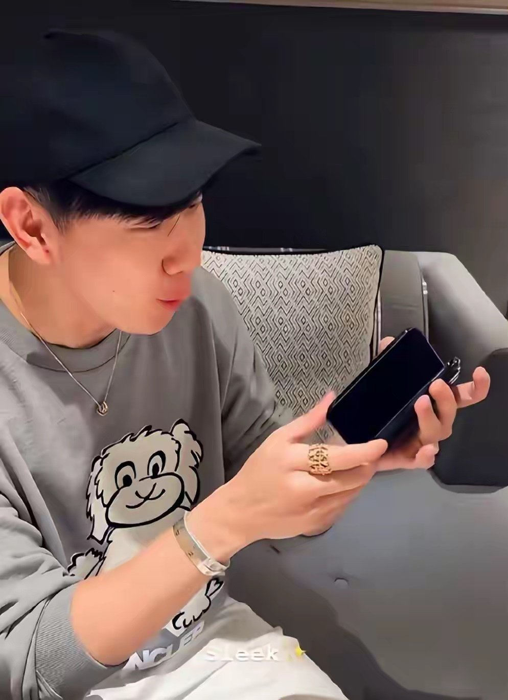 林俊杰、汪苏泷、郑恺等艺人，吴艳妮、全红婵等运动员上手iPhoneDuo，众人纷纷晒照，发售第2天iPhone Duo一机难求，加价空间却已大幅缩水 ​