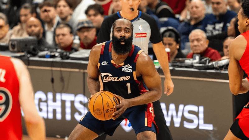 36岁哈登封神！28分5断攻防一体，晃倒对手+连创纪录，骑士2-0全靠...