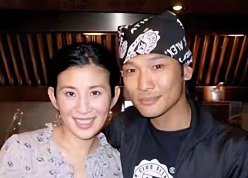 甜到齁！吴君如与陈可辛相拥，自曝相爱28年未分开一个月 ​