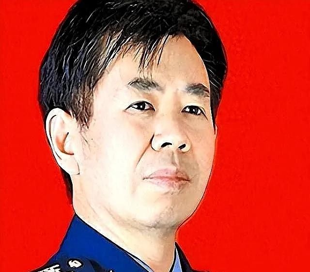 戴旭曾警示：航母、五代机、远程导弹堆起来也没用，如果不敢亮剑、不给挑衅者代价，中国的军事威慑只会被当成摆设，真正守住国土和平靠的是决心和行动！一支军队的实力，到底来自什么？是停靠在港口的巨舰，是划破长空的战机，还是远距离精确打击能力？这些当然都是衡量国防水平的重要指标，但真正决定力量能否发挥作用的，