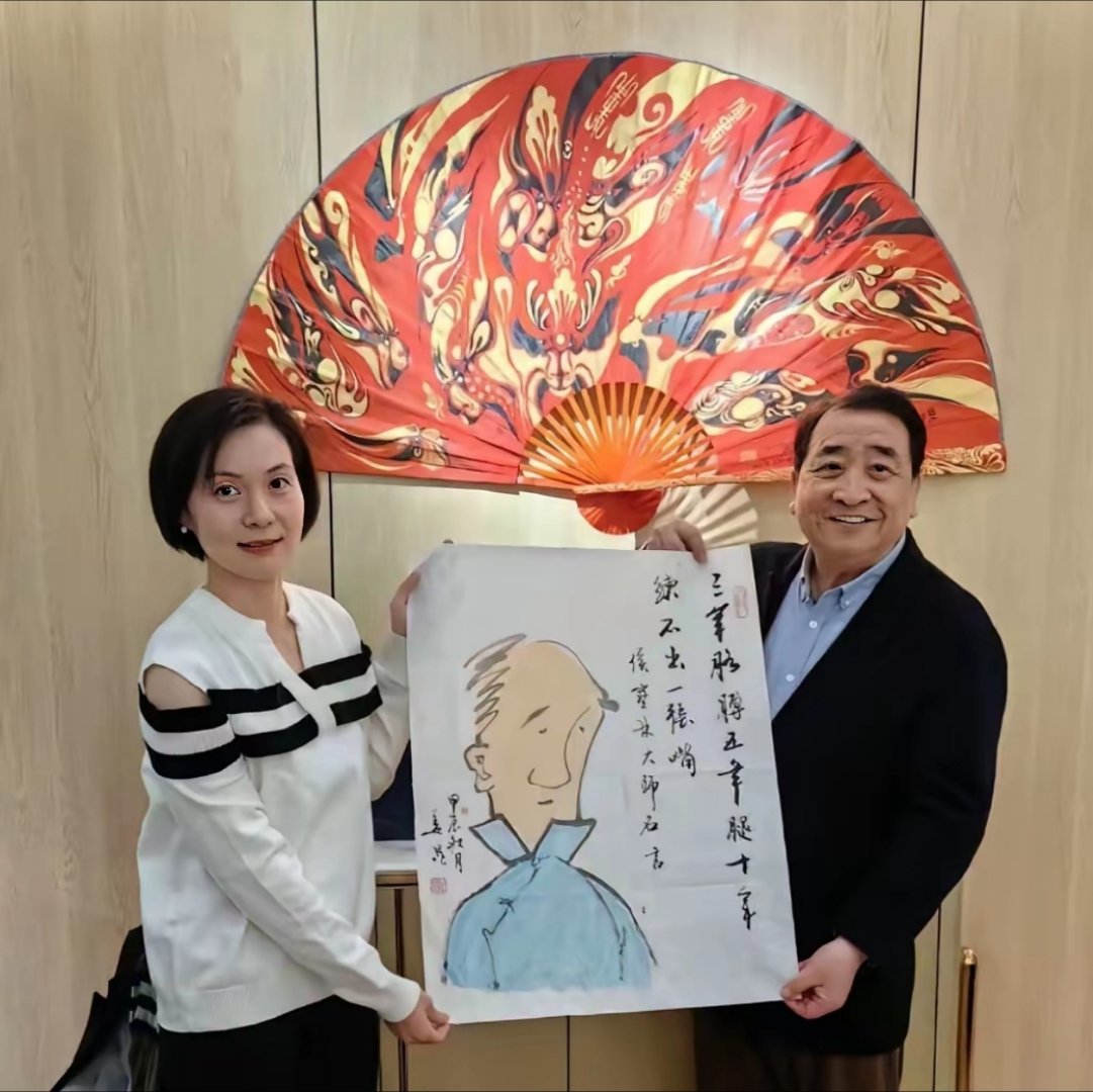 姜昆在上海的一处会馆里，展示自己创作的侯宝林漫画。上面的题字：“三年胳膊五年腿，十年练不出一张嘴”。这句话是曲艺行内老话，你明白其中的意思吗？ ​